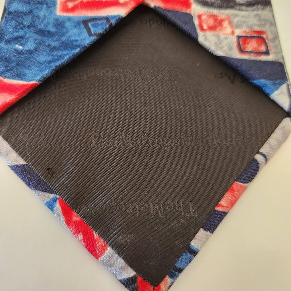 New Directions Met Museum Abstract Silk Tie – Made in Canada - Picture 4 of 5